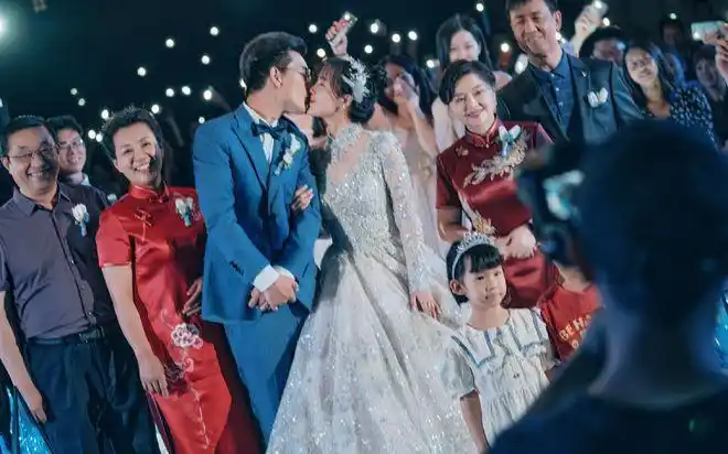 央视美女主持人房琪大婚28岁粉丝千万婚后开房车与老公度蜜月