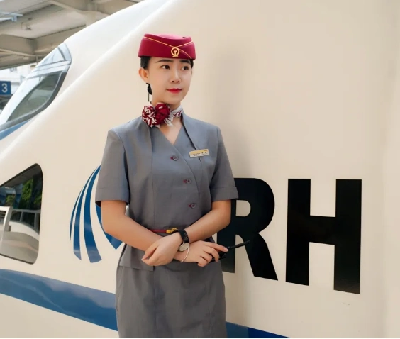 高铁乘务员是在高铁上为旅客提供服务及保障旅客财产和人身安全的工作
