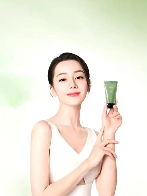 广告图    @dear-迪丽热巴    #迪丽热巴半亩花田身体乳&手霜全球代言