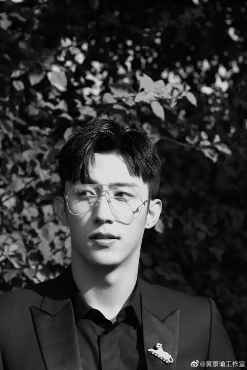 戴眼镜的鲸鱼好帅