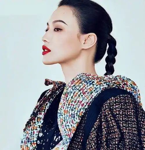 舒淇穿黄裙身材凹凸有致 妆容大气浓烈眼神温柔_时尚_艺术_展现