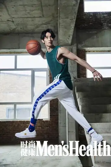 曹佑宁运动时尚大片曝光 化身篮球少年英气逼人