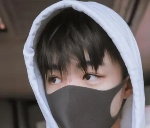 照片中,王俊凯穿着白色卫衣,浅色牛仔裤,戴着口罩遮住半个脸,这正是