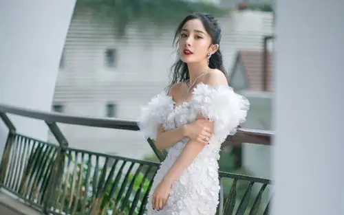 杨幂抹胸白礼服性感写真桌面壁纸