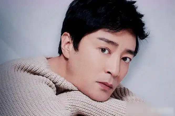 三少爷何中华出道三十余年零绯闻五十多岁容颜不老