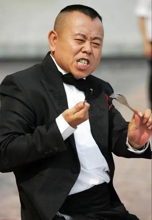 被传全家移民美国?66岁的潘长江回应:我哪都不去