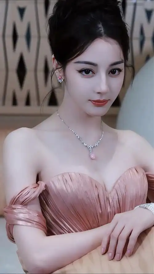 迪丽热巴粉色抹胸长裙美神降临让人移不开视线