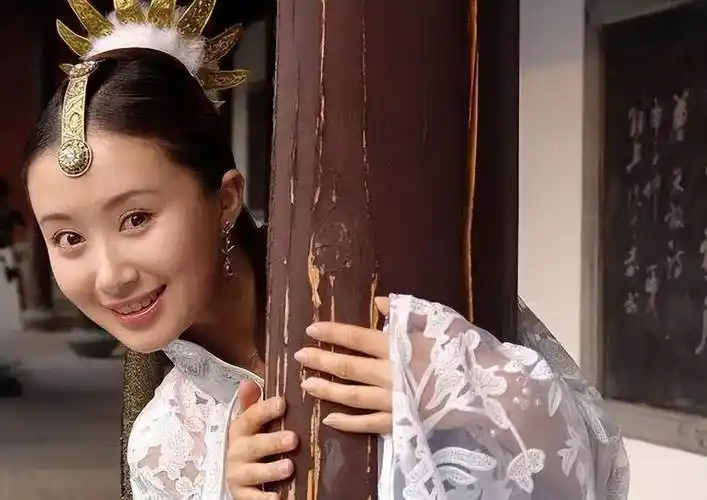 提起《魔幻手机》,就想到舒畅主演的傻妞,现如今过得怎么样呢_剧中