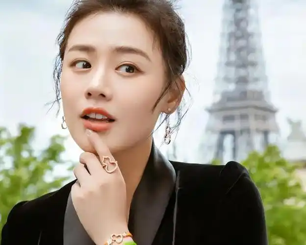 马思纯现身米兰时装周穿奶奶风花裙子颜值回春状态大好疑分手