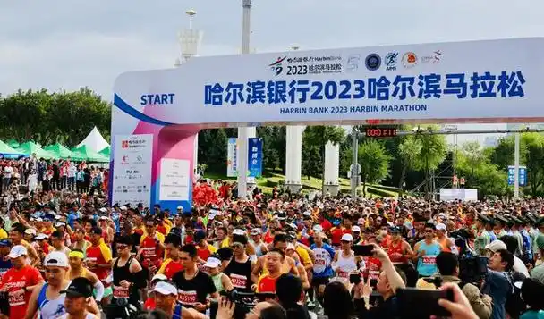 8月27日7时30分,2023哈尔滨马拉松在哈尔滨音乐公园音乐长廊鸣枪开跑.
