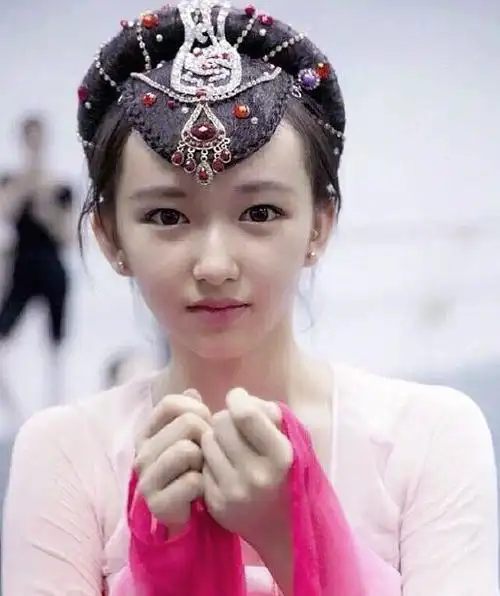 照片中程潇一张稚气未脱的脸,脸型还没有完全长开.