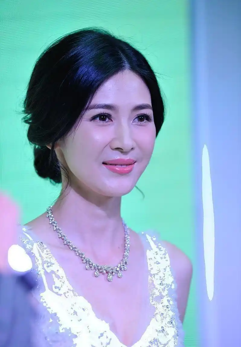 童蕾挺有女人味的,白裙上面镶亮钻好吸睛,清纯感与成熟感并存