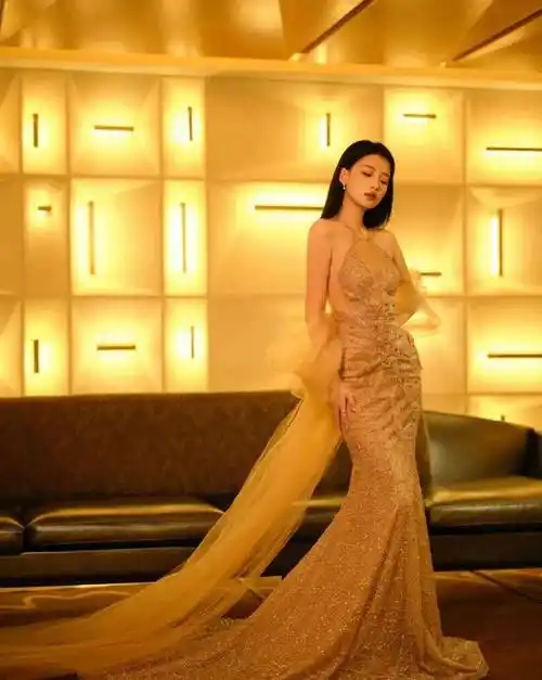 古力娜扎红毯翻车,被疑怀孕,三套礼服真丑到浪费美貌!_金色_来自_黑色