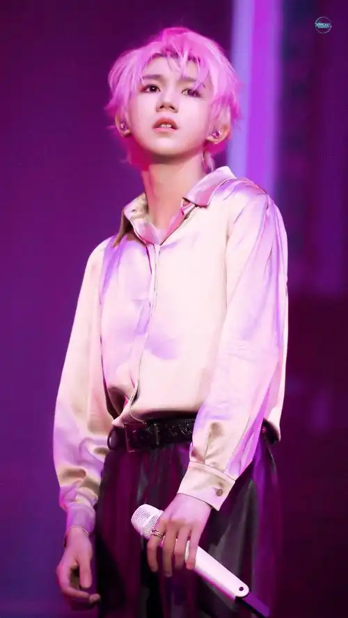 王源超话#王源客厅狂欢巡演##唯爱王源#派对伙伴今日变粉发,如樱花随