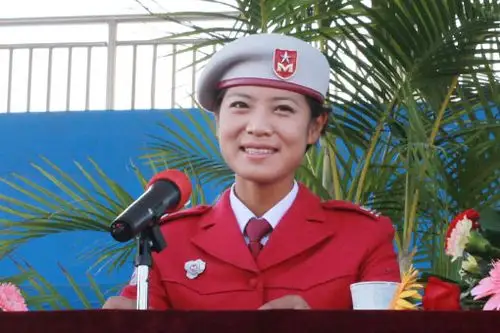 在国庆60周年阅兵仪式上,张晓菲和赵娜担任女民兵方阵的领队,受到媒体