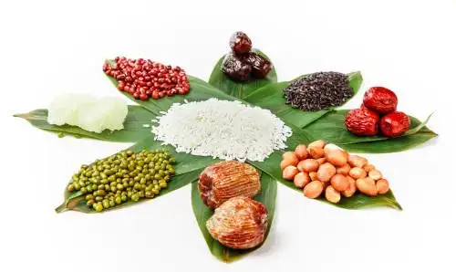 白底上放着粽子食材