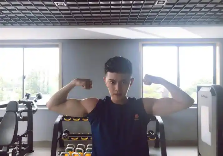 任嘉伦要霸屏鲨人古装超a军装帅气时装你要的样子他都有