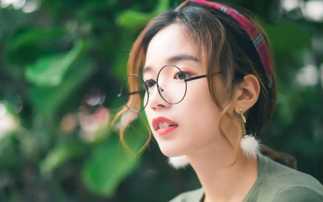 眼镜美女文艺复古风写真图片桌面壁纸