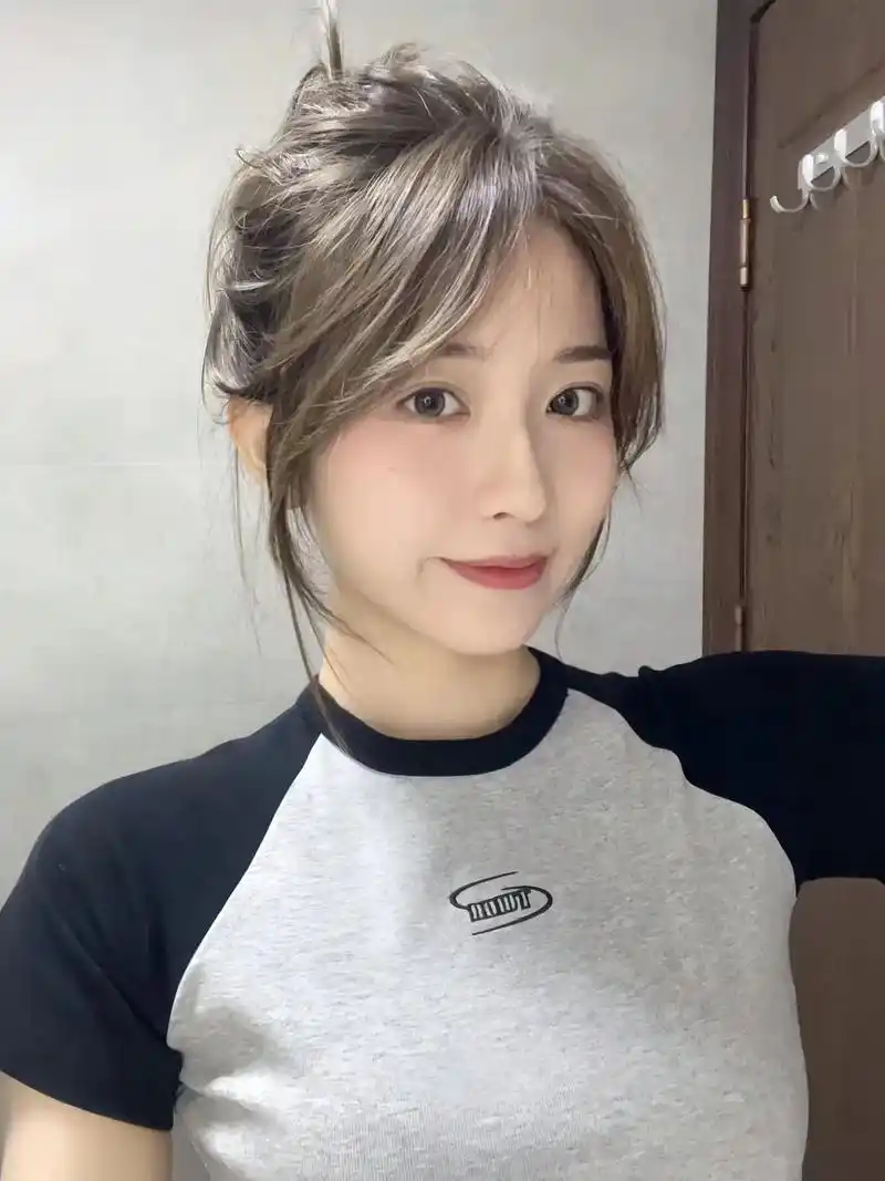 扎起来也很好看的一款八字刘海高马尾发型 .