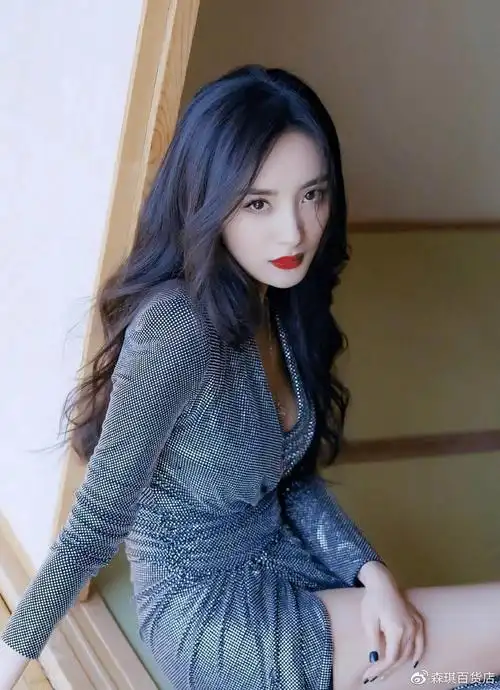 杨幂有多性感深v高开叉大秀身材看到镜头特写后网友沸腾了