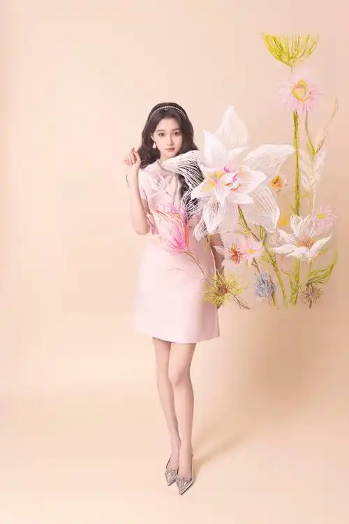 #关晓彤千金粉裙##龙腾虎跃中国年味#