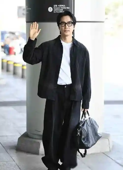 宋承宪法令纹明显刘亦菲冻龄更胜一筹