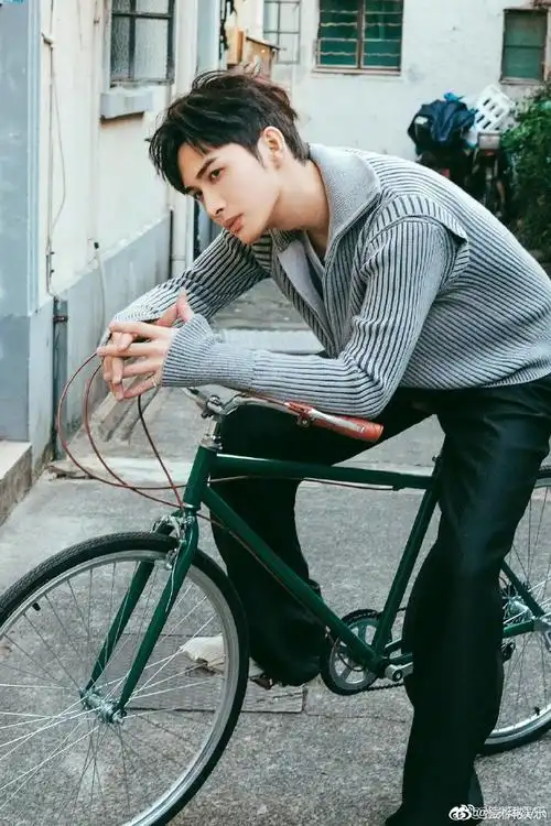 张彬彬今日晒随拍六宫格,不得不说,这组照片真帅,随意自在满满的生活