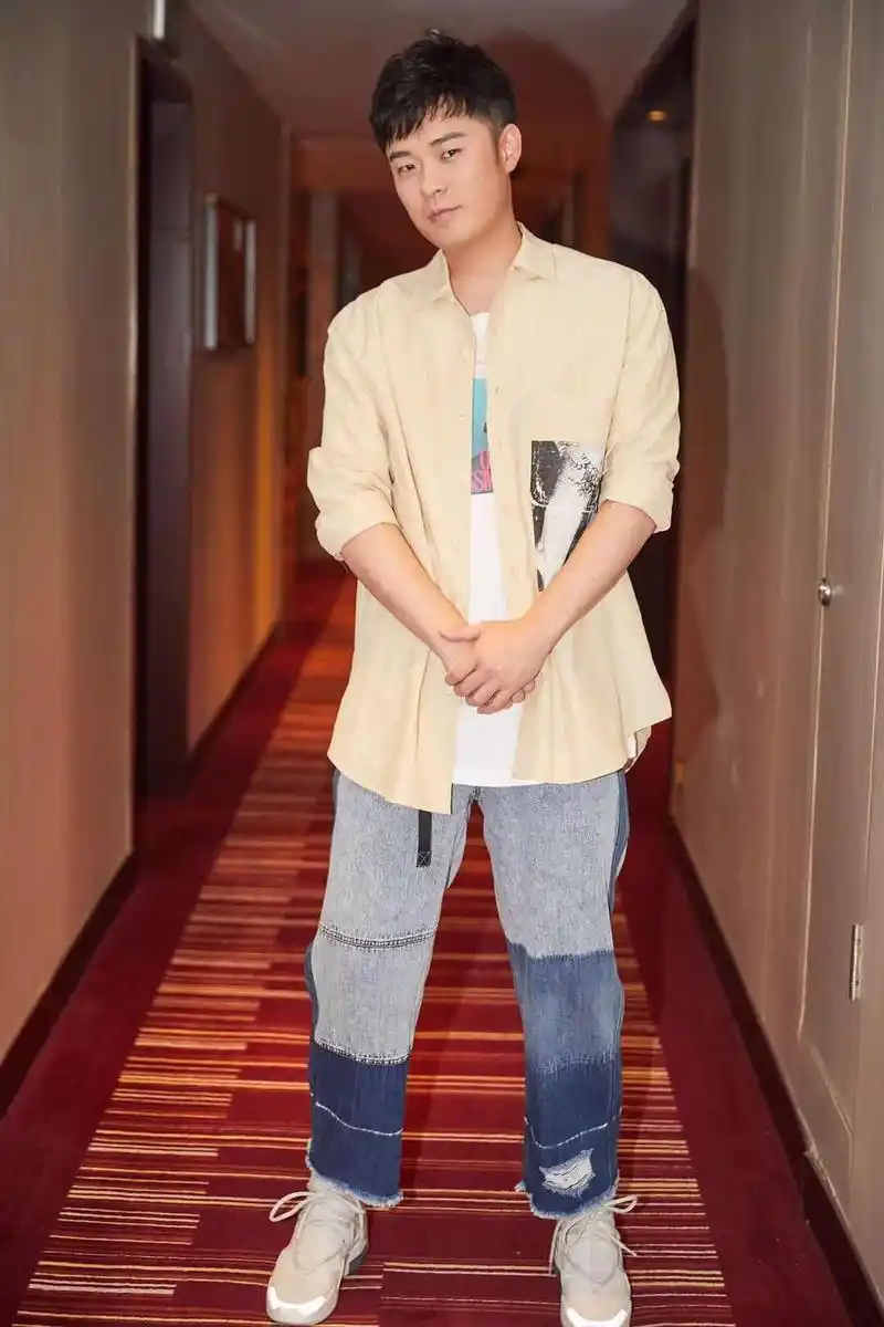 陈赫守零点为鹿晗庆生 真兄弟式配图引围观