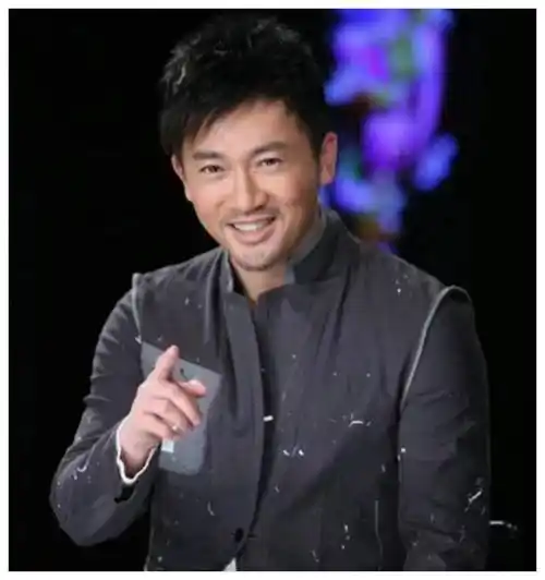 这哪是50岁的人啊,随着年龄的变化,苏有朋慢慢转为幕后,自己也减少