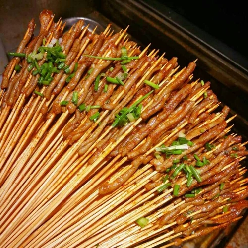 10元30串的烤鸭肠,老板真的不怕亏吗?商贩:再送你5根!