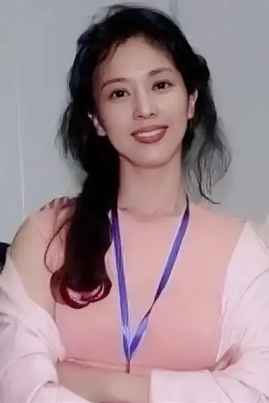 杨采钰长得更像刘亦菲的母亲刘晓莉杨母和刘母像是亲姐妹一般