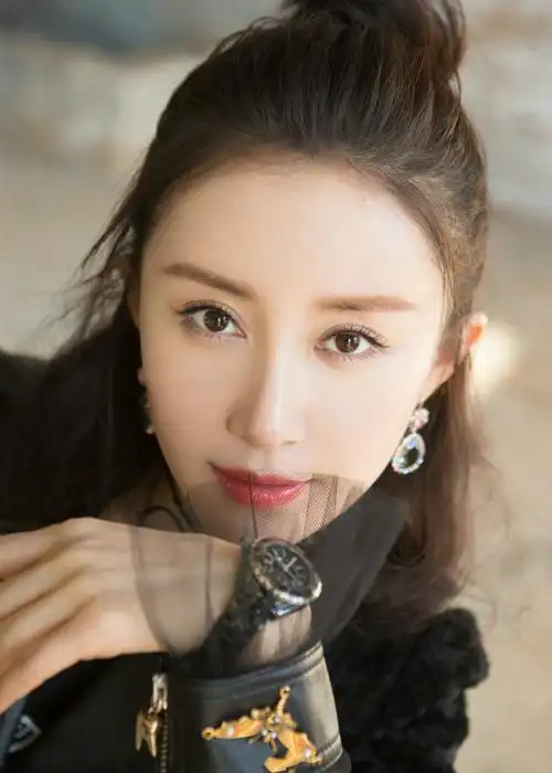 > 舒畅红唇皮衣迷人写真图片(5/6)