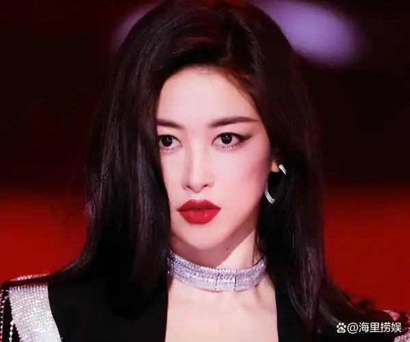 "最美面孔"朱珠一家三口出游!打扮性感,很有女神范