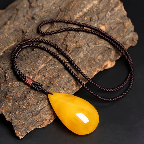 樱优天然鸡油黄蜜蜡项链女平安转运琥珀编织本命年吊坠毛衣链配饰