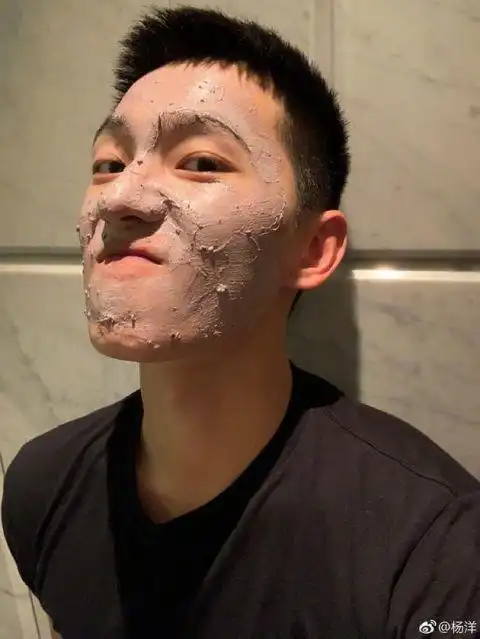 开始营业 杨洋敷面膜自拍精神帅气