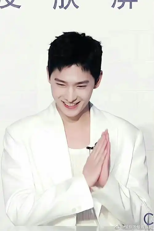 杨洋说很想尝试飘逸的长发##杨洋白西装造型直播状态