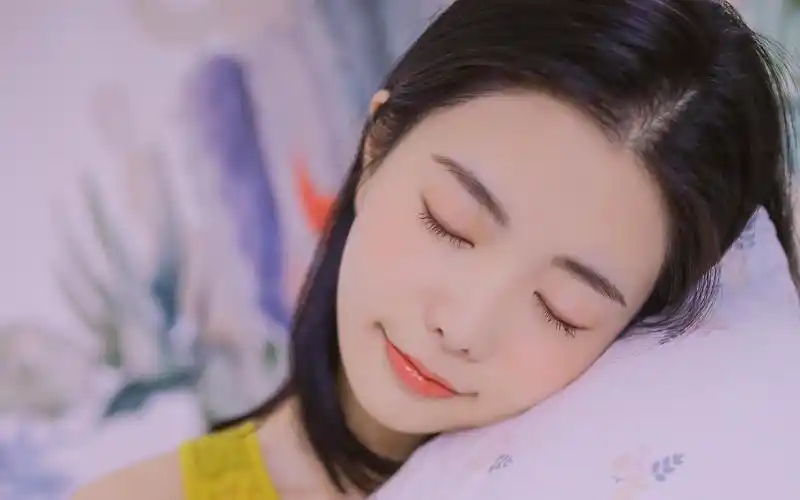 邻家女孩甜美写真高清桌面壁纸