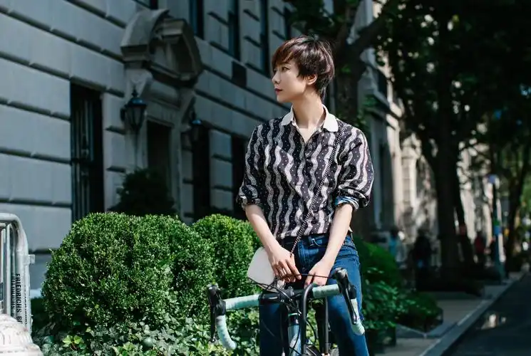 王珞丹纽约街头骑车 诠释环保出行理念