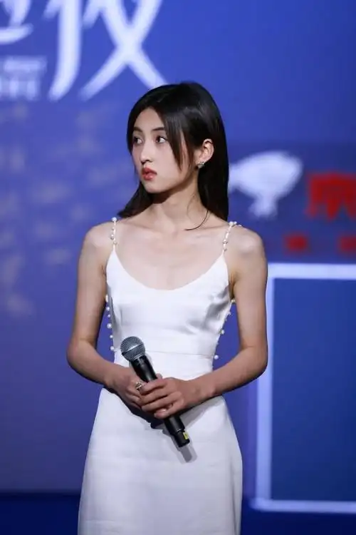 你有没有被张子枫的肩颈线条惊艳过?