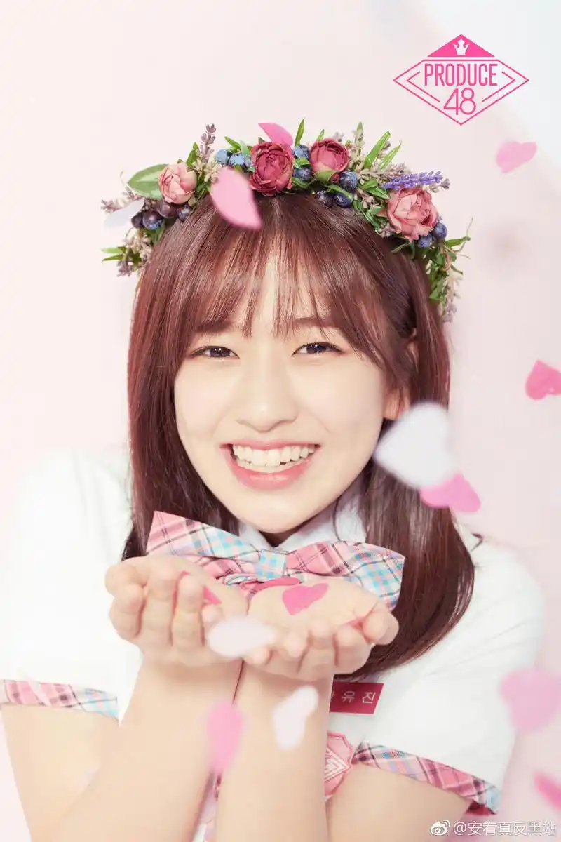 张元英2004年出生中韩混血,父亲是中国人,因出色的外貌,非常有辨识度