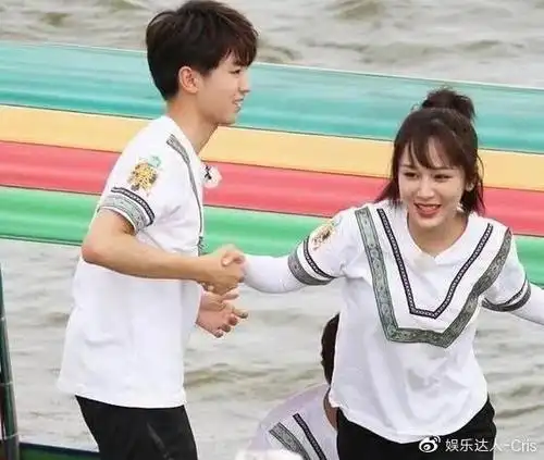 杨紫王俊凯疑似恋情曝光?发同款文案秀恩爱,两人去年就在一起了