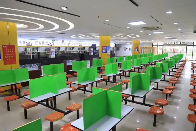 在中国矿业大学南湖校区,一张"就餐五大特点"提醒张贴在桃苑餐厅一楼