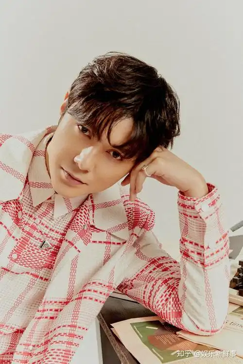 张超最新大片释出多种造型诠释忧郁慵懒风