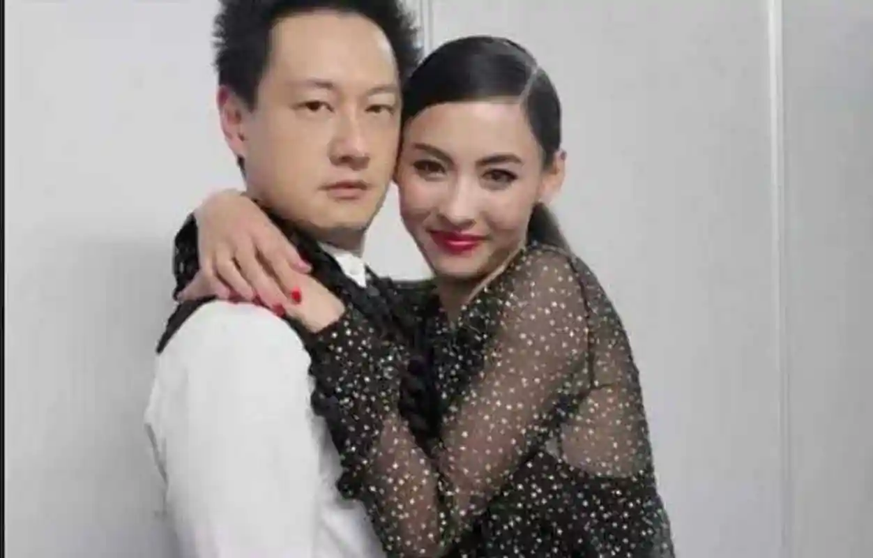 大家都希望女神能够幸福,不知道这个领证的神秘人是不是张柏芝第三个