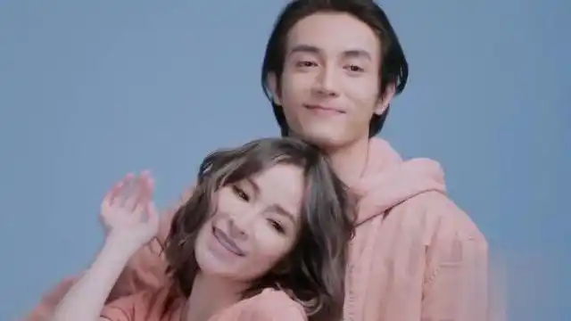 萧亚轩黄皓甜蜜合照曝光,一点看不出两人相差十几岁,好年轻!