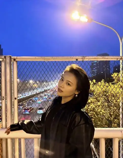 马思纯瘦下来短发美呆了