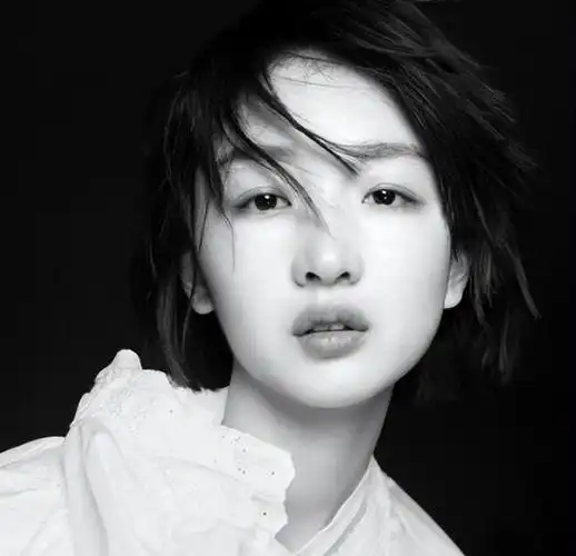 周冬雨晒素颜游玩照活泼可爱路边跳舞空灵感十足