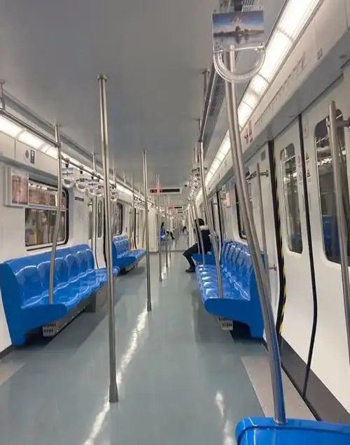 宅在家里的日子,微博和朋友圈都在刷地铁里的北欧风.