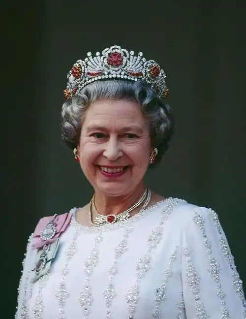 英国女王伊丽莎白二世的珠宝5