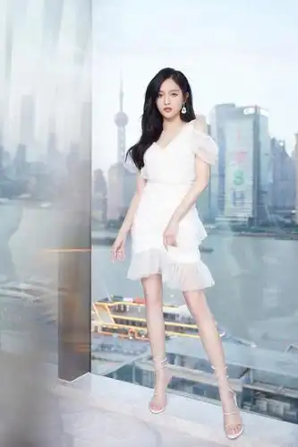 吴宣仪造型公开,微卷长发尽显精致妩媚